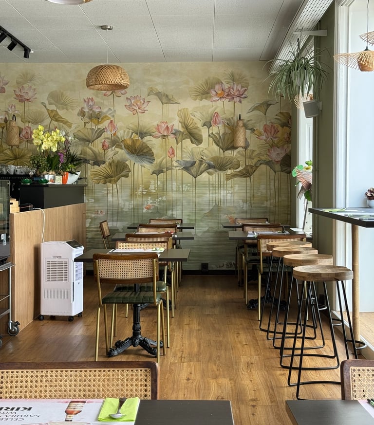 Lotus Leaf Restaurant Basel — Innenraum mit Lotus-Wandmalerei